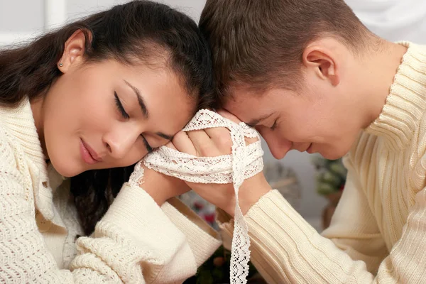 Retrato de casal perto da janela com temporada de inverno, vestido de branco, close-up rosto, amor e conceito de férias — Fotografia de Stock