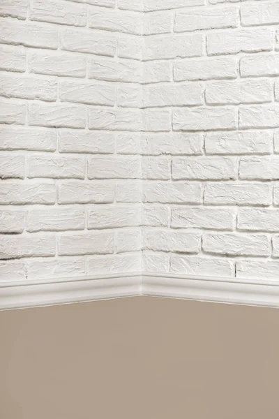 L'angolo della stanza con parete e pavimento in mattoni bianchi, foto astratta di sfondo — Foto Stock