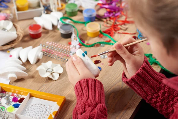 Gyermek, hogy a kézműves és a játékok, a kézzel készített koncepció. Grafikát munkahelyi kreatív kiegészítők. — Stock Fotó