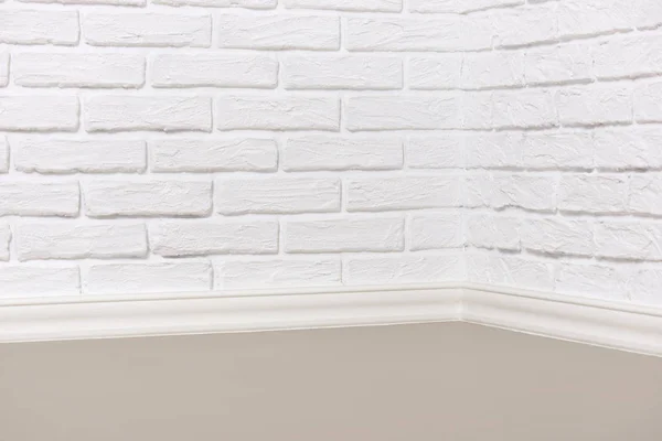 W rogu pokoju z białej cegły ściany i podłogi, streszczenie tło zdjęcie — Zdjęcie stockowe