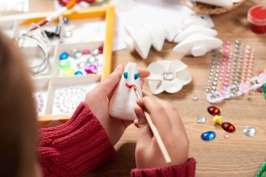 Çocuk yapmak el sanatları ve oyuncak, el yapımı kavramı. Sanat çalışma alanı ile yaratıcı aksesuarları.