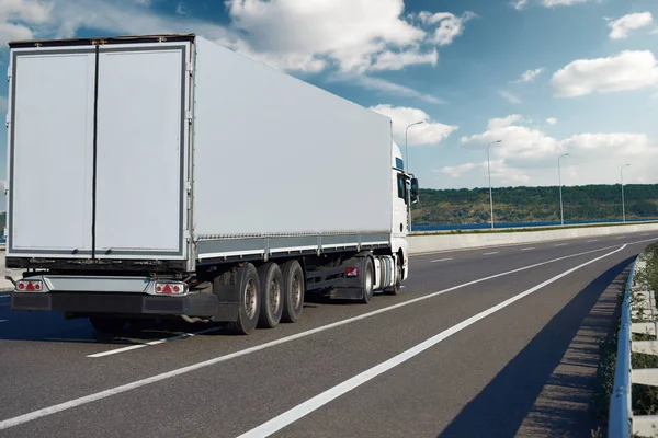 Een truck met container op weg, cargo, transport en scheepvaart concept — Stockfoto