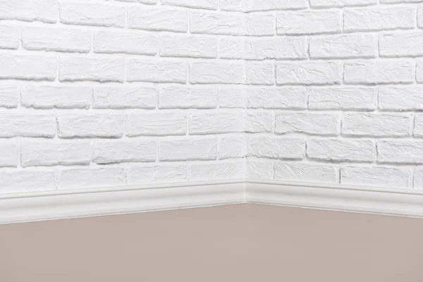 La esquina de la habitación con la pared de ladrillo blanco y el suelo, foto abstracta de fondo — Foto de Stock
