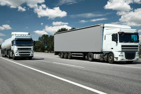 Два грузовика с контейнером и цистерной на дороге, грузовой транспорт — стоковое фото