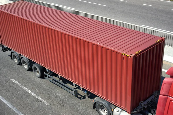 Rode container en vrachtwagen op weg bovenaanzicht, vracht vervoer en scheepvaart concept — Stockfoto