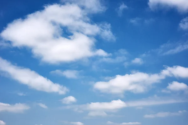 Bellissimo cielo blu con nuvola come sfondo astratto — Foto Stock