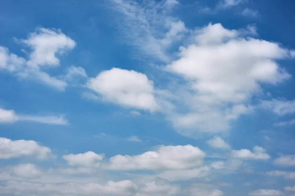 Langit biru yang indah dengan awan sebagai latar belakang abstrak — Stok Foto