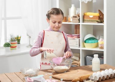 Hamur işleri, sağlıklı gıda kavramı yapma ev mutfak pişirme kız