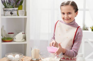 Hamur işleri, sağlıklı gıda kavramı yapma ev mutfak pişirme kız