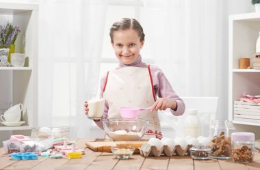 Hamur işleri, sağlıklı gıda kavramı yapma ev mutfak pişirme kız