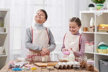 Kız ve erkek ev mutfak, yemek pişirme, sağlıklı gıda kavramı için hamur yapmak