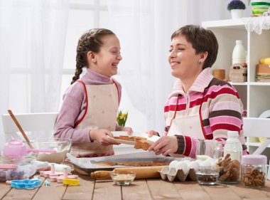 Anne ve kız kurabiye, ev mutfak iç, ev yapımı yiyecek konsepti