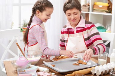 Anne ve kızı Kurabiye Pişirme, mutfak iç, sağlıklı gıda konsepti Anasayfa