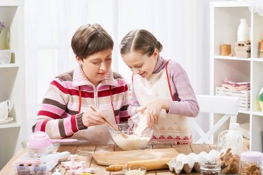 Anne ve kızı yemek ve eğlence, ev mutfak iç, sağlıklı gıda konsepti olan