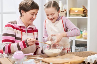 Anne ve kızı yemek ve eğlence, ev mutfak iç, sağlıklı gıda konsepti olan