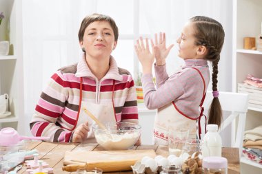 Anne ve kızı çörekler için hamur yapmak ve un ile ev mutfak iç, sağlıklı gıda kavramı oynamak