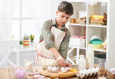 Evde yemek, hamur, çörekler ve kurabiye yapma çocuk