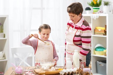 Anne ve kızı evde yemek. çörekler için hamur yapmak