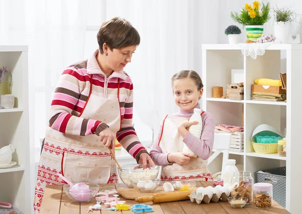 Anne ve kızı evde yemek pişiriyor. Kurabiye yapmak, mutfak içi, sağlıklı gıda konsepti