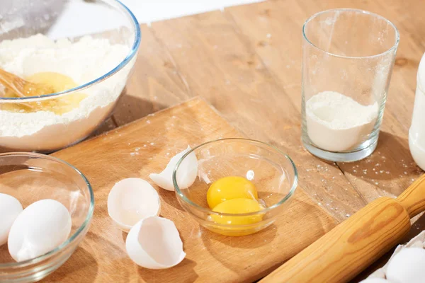 Un ve evde hamuru yapmak için maddeler Görünümü Kapat