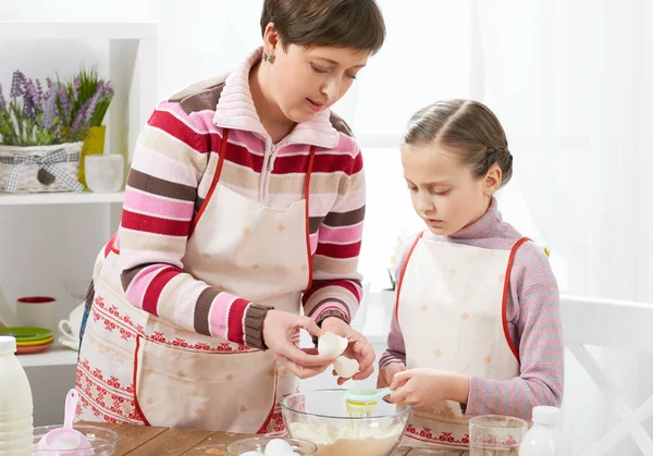 Anne ve kızı evde yemek. Mutfak iç, sağlıklı yiyecek konsepti