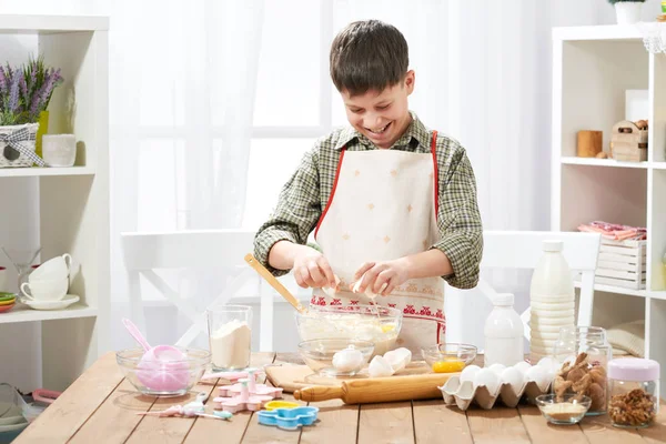 Evde yemek, hamur, çörekler ve kurabiye yapma çocuk