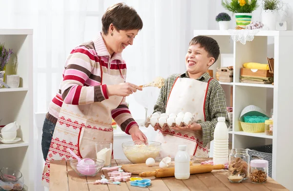 Anne ve oğlu evde yemek. Sağlıklı gıda kavramı