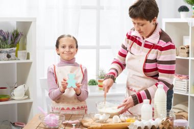 Anne ve kızı evde yemek. çörekler için hamur yapmak