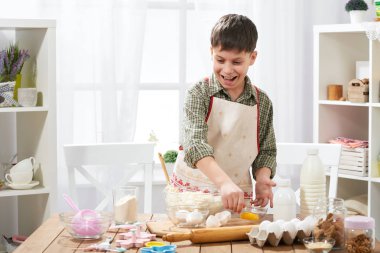 Evde yemek, hamur, çörekler ve kurabiye yapma çocuk
