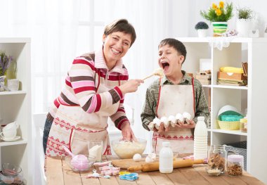 Anne ve oğlu evde yemek. Mutlu bir aile. Sağlıklı gıda kavramı