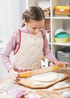 Hamur, sağlıklı gıda kavramı yapma ev mutfak pişirme kız