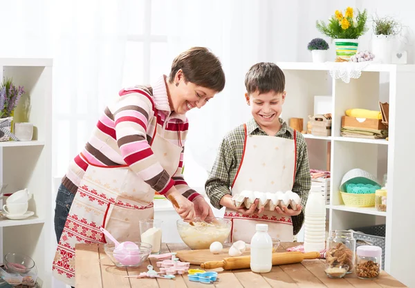 Anne ve oğlu evde yemek. Mutlu bir aile. Sağlıklı gıda kavramı