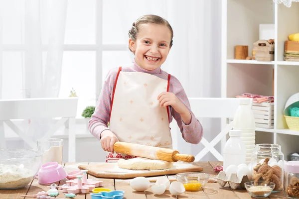 Hamur, sağlıklı gıda kavramı yapma ev mutfak pişirme kız