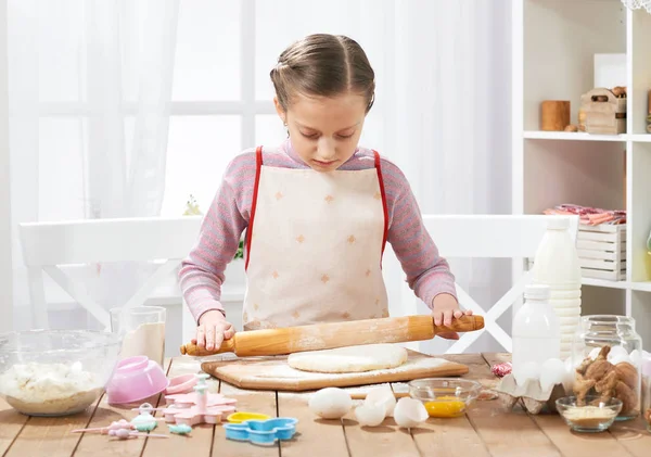 Hamur, sağlıklı gıda kavramı yapma ev mutfak pişirme kız