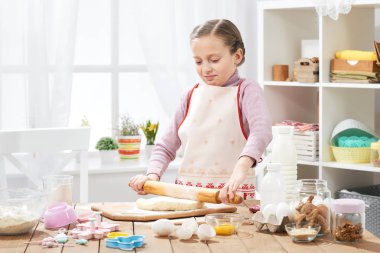 Hamur, sağlıklı gıda kavramı yapma ev mutfak pişirme kız
