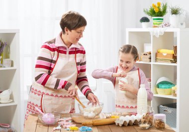 Anne ve kızı evde yemek. Sağlıklı gıda kavramı