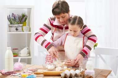Anne ve kızı evde yemek. Mutfak iç, sağlıklı yiyecek konsepti