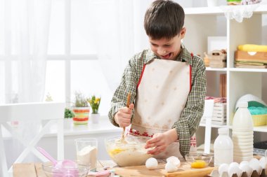 Evde yemek, hamur, çörekler ve kurabiye yapma çocuk