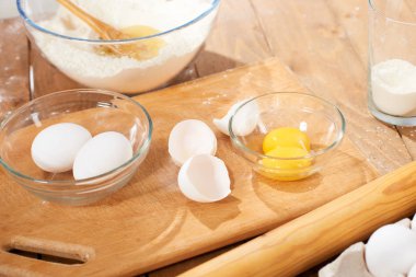 Un ve evde hamuru yapmak için maddeler Görünümü Kapat