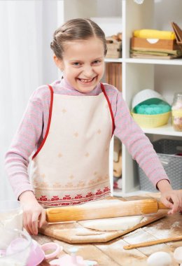 Hamur, sağlıklı gıda kavramı yapma ev mutfak pişirme kız