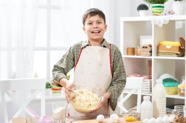 Evde yemek, hamur, çörekler ve kurabiye yapma çocuk