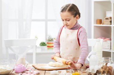 Hamur, sağlıklı gıda kavramı yapma ev mutfak pişirme kız