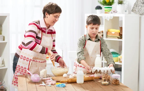 Anne ve oğlu evde yemek. Mutlu bir aile. Sağlıklı gıda kavramı
