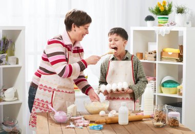 Anne ve oğlu evde yemek. Mutlu bir aile. Sağlıklı gıda kavramı