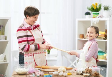 Anne ve kızı evde yemek, çörekler için hamur yapma