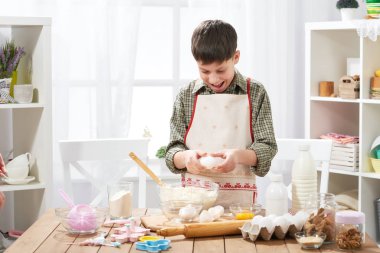 Evde yemek, hamur, çörekler ve kurabiye yapma çocuk