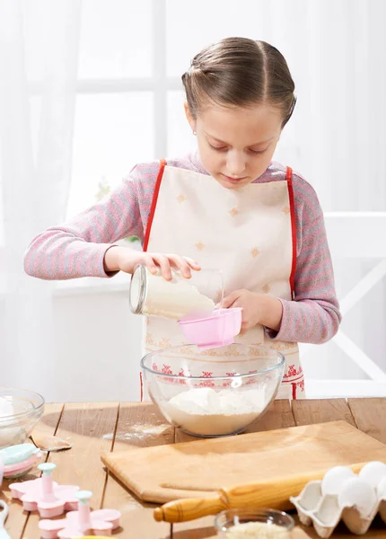 Kochen zu Hause, Mädchen in der Küche, Teigzubereitung, gesundes Ernährungskonzept — Stockfoto