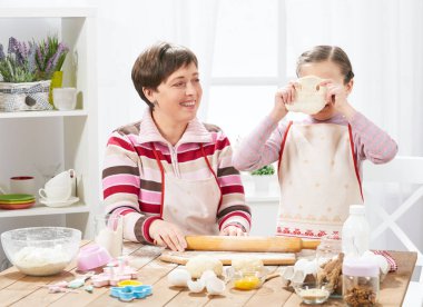 Anne ve kızı evde yemek, çörekler için hamur yapma