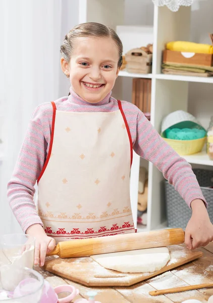 Dziewczynka gotowanie w domu kuchnia, ciasta, zdrowe jedzenie koncepcja — Zdjęcie stockowe