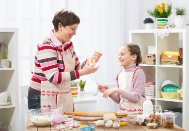 Anne ve kızı evde yemek, çörekler için hamur yapma